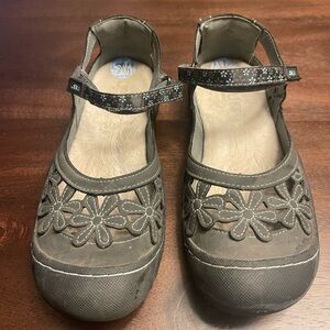 JBU by Jambu "Meadow" MaryJanes Gray closed toe Sandals Women's Size 7.5